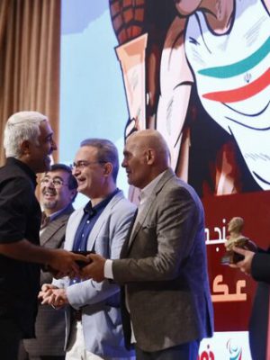 تقدیر از جمشید هاشم پور و پژمان جمشیدی و اهدای جایزه به حامد بهداد در جشنواره فیلم های ورزشی