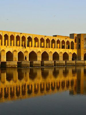 میراث فرهنگی اصفهان: زیر پل خواجو «آهنگ‌های نامتعارف» می‌خواندند جلوی‌شان را گرفته‌اند