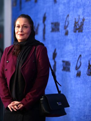 انتقاد آزیتا موگویی از کاسبی جدید برخی هنرمندان از طریق اپوزوسیون نمایی