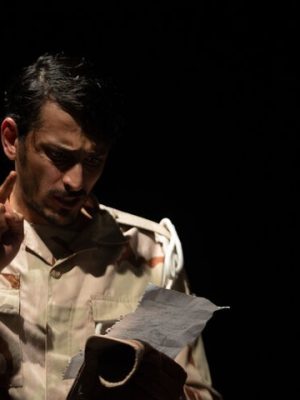 دشمن خدا؛ بلاتکلیفی و تاثیر قطعی اینترنت بر یک گروه تئاتری