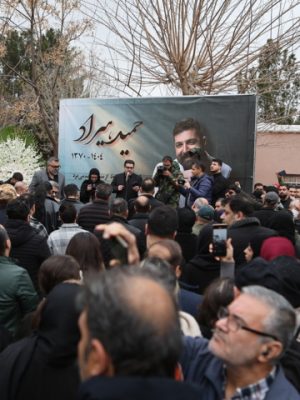 خاکسپاری حمید هیراد در التهاب موشکباران با حضور گسترده دوستدارانش
