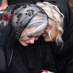 نعیمه نظام دوست در خاکسپاری حمید هیراد