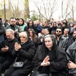 بابک صحرایی نعیمه نظام دوست رهام هادیان در خاکسپاری حمید هیراد