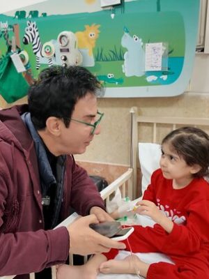 دیدار عموپورنگ با کودکان بیمار و مجروح در جنگ